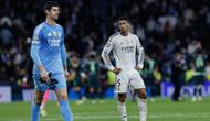 Gelandang Real Madrid asal Inggris #05, Jude Bellingham (kanan), dan kiper Real Madrid asal Belgia #01, Thibaut Courtois, bereaksi setelah pertandingan pekan ke-6 League Phase UEFA Champions League antara Real Madrid CF dan Manchester City di Stadion Santiago Bernabeu di Madrid pada 10 Desember 2025. (Oscar DEL POZO/AFP)
