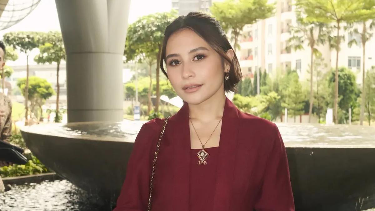 Anggun dalam Balutan Kebaya Merah, Prilly Latuconsina Curi Perhatian di Pernikahan Tiktoker