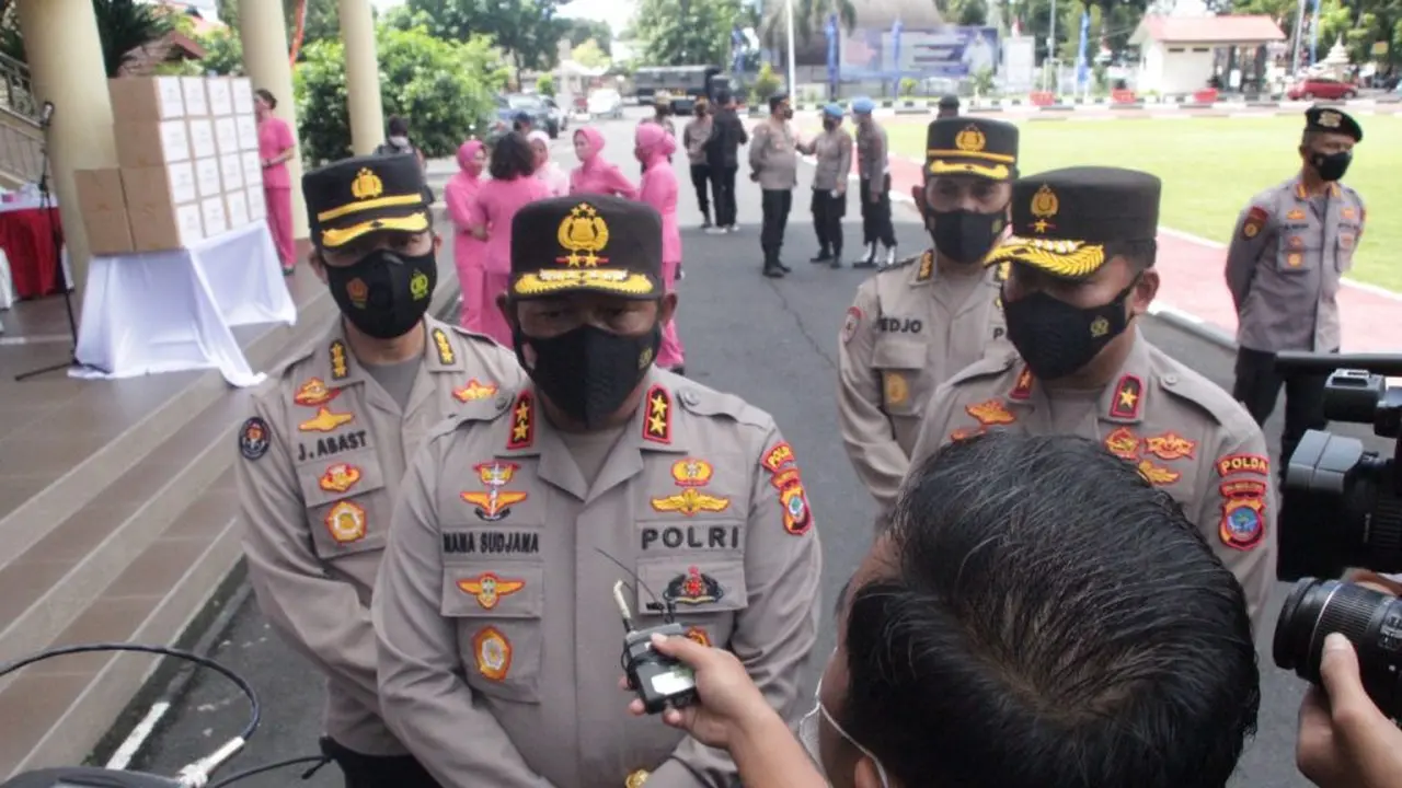 Kapolda Sulut Irjen Pol Nana Sudjana memberikan keterangan terkait kematian Wakil Bupati Sangihe.