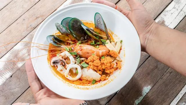Ilustrasi tom yum sebagai salah satu contoh makanan pedas.