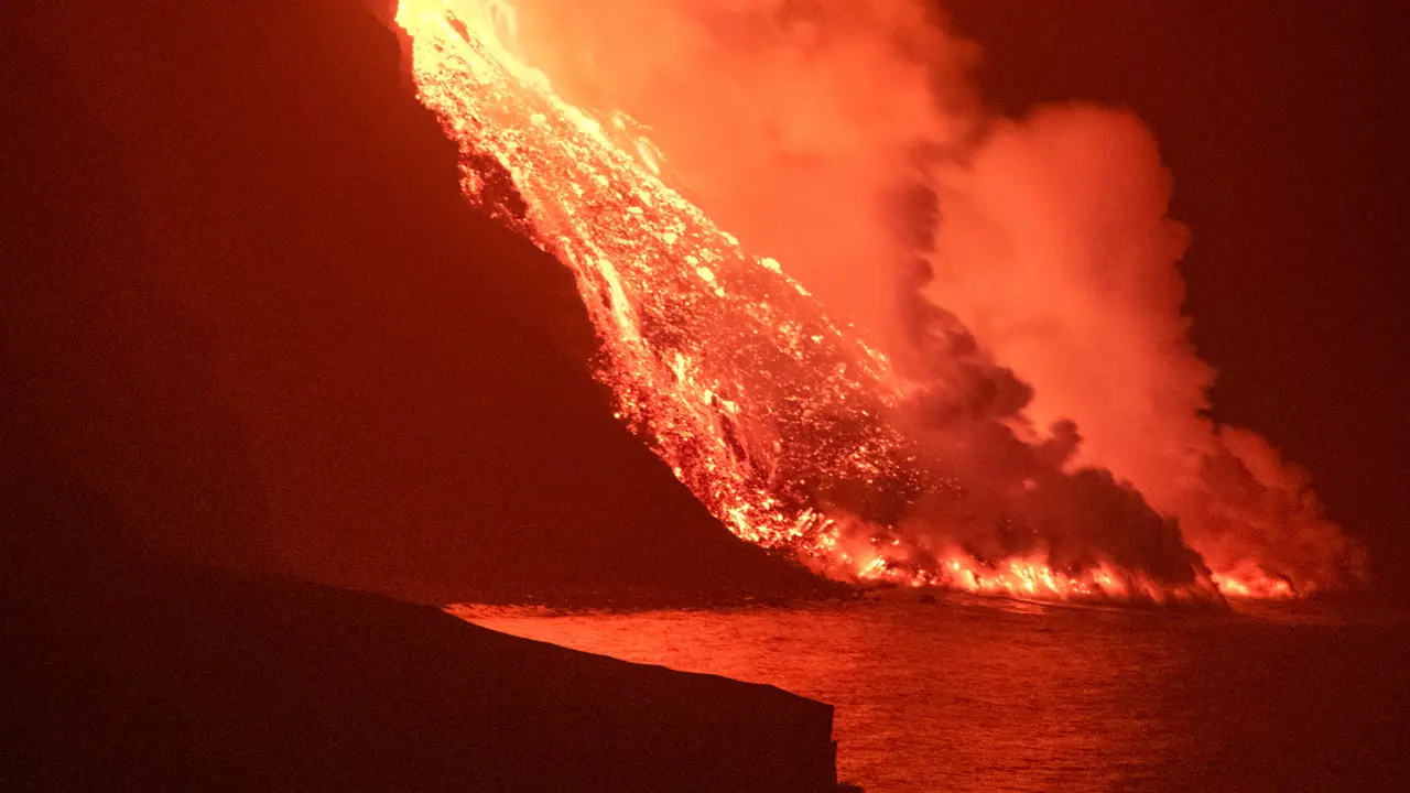 Lava dari Gunung Cumbre Vieja Spanyol Capai Laut