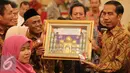 Presiden Joko Widodo mengundang perwakilan pedagang dari sejumlah pasar di Jakarta di Istana Negara, Jakarta, Kamis (3/9/2015). Jokowi mendapat cinderamata dari pedagang. (Liputan6.com/Faizal Fanani) 