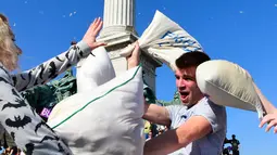 Keseruan sejumlah peserta saat mengikuti perang bantal dalam Hari Perang Bantal Sedunia (International Pillow Fight Day) 2017 di Budapest, Hongaria (1/4). Perang bantal ini tidak membuat orang saling melukai. (Tamas Kovacs / MTI via AP)
