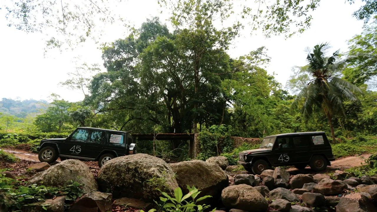 Mercedes Jip Indonesia Touring Menuju Bali (ist)