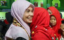 Menginap di Ponpes Miftahul Huda Lampung, Atikoh Ganjar Cerita Perjalanan Hidup hingga Ajak Santri Berselawat