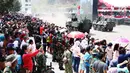 Masyarakat melihat antraksi kekuatan militer TNI saat geladi resik HUT TNI ke-72 di Cilegon, Banten, Selasa (3/10). Geladi resik tersebut untuk memperingati HUT TNI ke-72 yang dilaksanakan tanggal 5 Oktober. (Liputan6.com/Angga Yuniar)