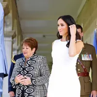 Meski telah bergelar bangsawan kerajaan Inggris, Meghan Markle tak ragu mengenakan fashion item ini berulang kali. (Foto: instagram.com/hrhofsussex)