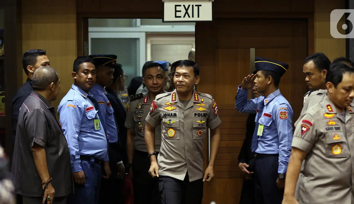 Kabareskrim Komjen Idham Azis bersiap menjalani Uji Kepatutan dan Kelayakan di Komisi III DPR, Kompleks Parlemen, Senayan, Jakarta, Rabu (30/10/2019). Idham Azis merupakan calon tunggal Kapolri yang ajukan Presiden Jokowi menggantikan Kapolri sebelumnya Tito Karnavian. (Liputan6.com/Johan Tallo)