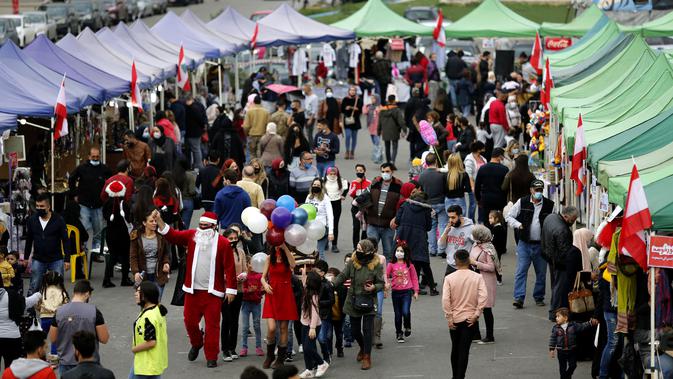 Orang-orang mengunjungi pasar Natal di pusat kota Beirut, Lebanon, pada 13 Desember 2020. Baru-baru ini, berbagai dekorasi Natal telah dipasang di pusat kota Beirut untuk menyambut liburan Natal dan Tahun Baru mendatang meski sedang dilanda pandemi COVID-19 dan krisis ekonomi. (Xinhua/Bilal Jawich)