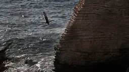 Aksi peserta melompat dari batu karang laut 'Raouche' dalam kompetisi Red Bull Cliff Diving World Series di Beirut, Lebanon, 14 Juli 2019. Sebanyak 40 atlet terdiri dari 10 wanita dan 14 pria yang berasal dari 18 negara melakukan lompatan dari ketinggian 21 - 27 meter. (AP/Hussein Malla)