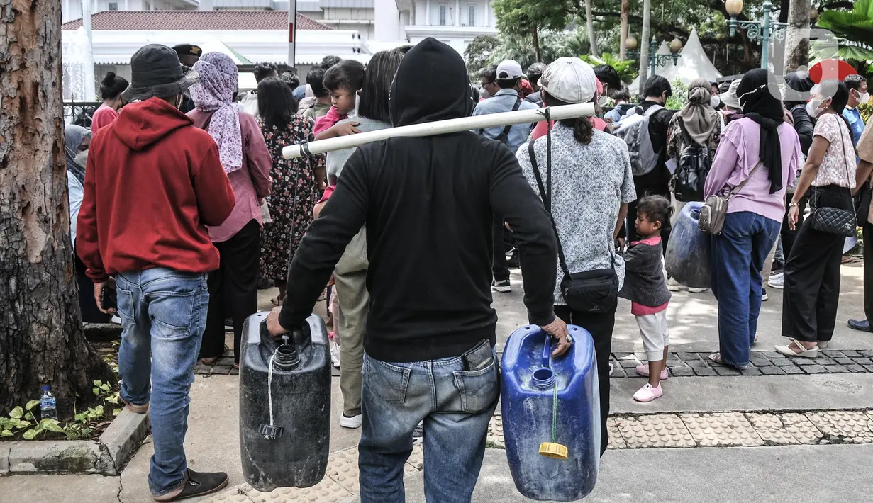 Warga RW 022 Muara Angke membawa jeriken saat berunjuk rasa di depan Kantor Balai Kota DKI Jakarta, Selasa (22/2/2022). Warga menyerahkan surat pengajuan air bersih ke Gubernur DKI Jakarta dan menuntut Pemprov DKI meminta PAM Jaya memberikan pelayanan air bersih. (merdeka.com/Iqbal S. Nugroho)