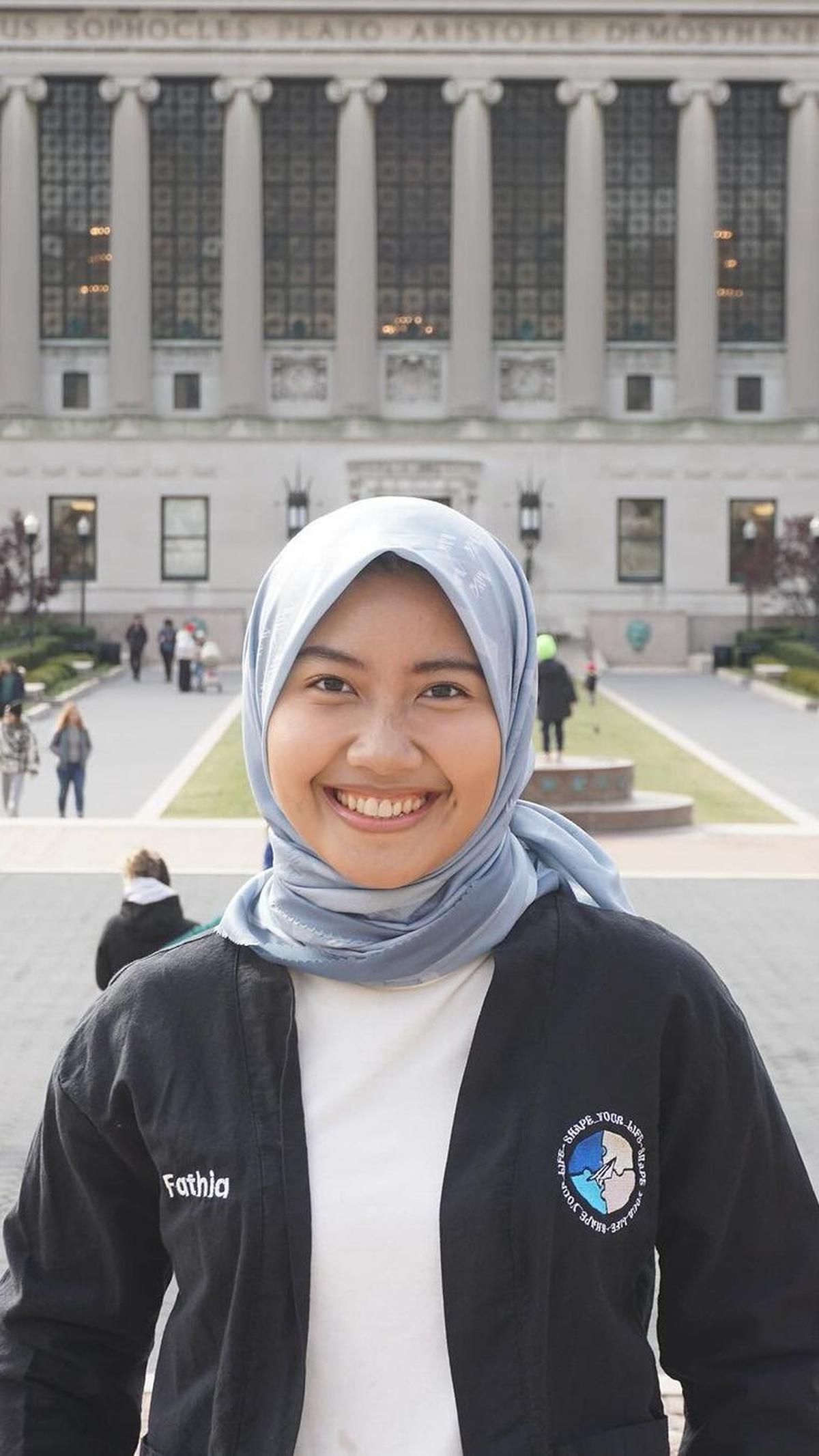 "Alhamdulillah, 1 minggu setelah pengumuman bahwa aku tidak lolos SBMPTN, aku diterima di Ritsumeikan APU dengan beasiswa," lanjutnya.