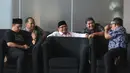 Menteri Agama Yaqut Cholil Qoumas periode 2020-2024 kembali memenuhi pemanggilan tim penyidik Komisi Pemberantasan Korupsi (KPK), Jakarta, Jumat (30/1/2026). Tampak dalam foto, tersangka kasus dugaan korupsi kuota haji, Yaqut Cholil Qoumas (tengah) menanti waktu pemeriksaan di Gedung Merah Putih Komisi Pemberantasan Korupsi (KPK), Jakarta, Jumat (30/1/2026). (merdeka.com/Arie Basuki)