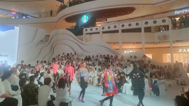 Fashion Nation 17th di Senayan City Jakarta menampilkan karya Mel Ahyar X Erica Hestu