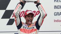 Pembalap Repsol Honda, Marc Marquez (tengah) mengangkat pialanya usai memenangkan balapan di sirkuit Indianapolis, (9/8/2015). Marc Marquez dinobatkan sebagai juara setelah Finish pertama pada seri kali ini. (REUTERS/Brent Smith)