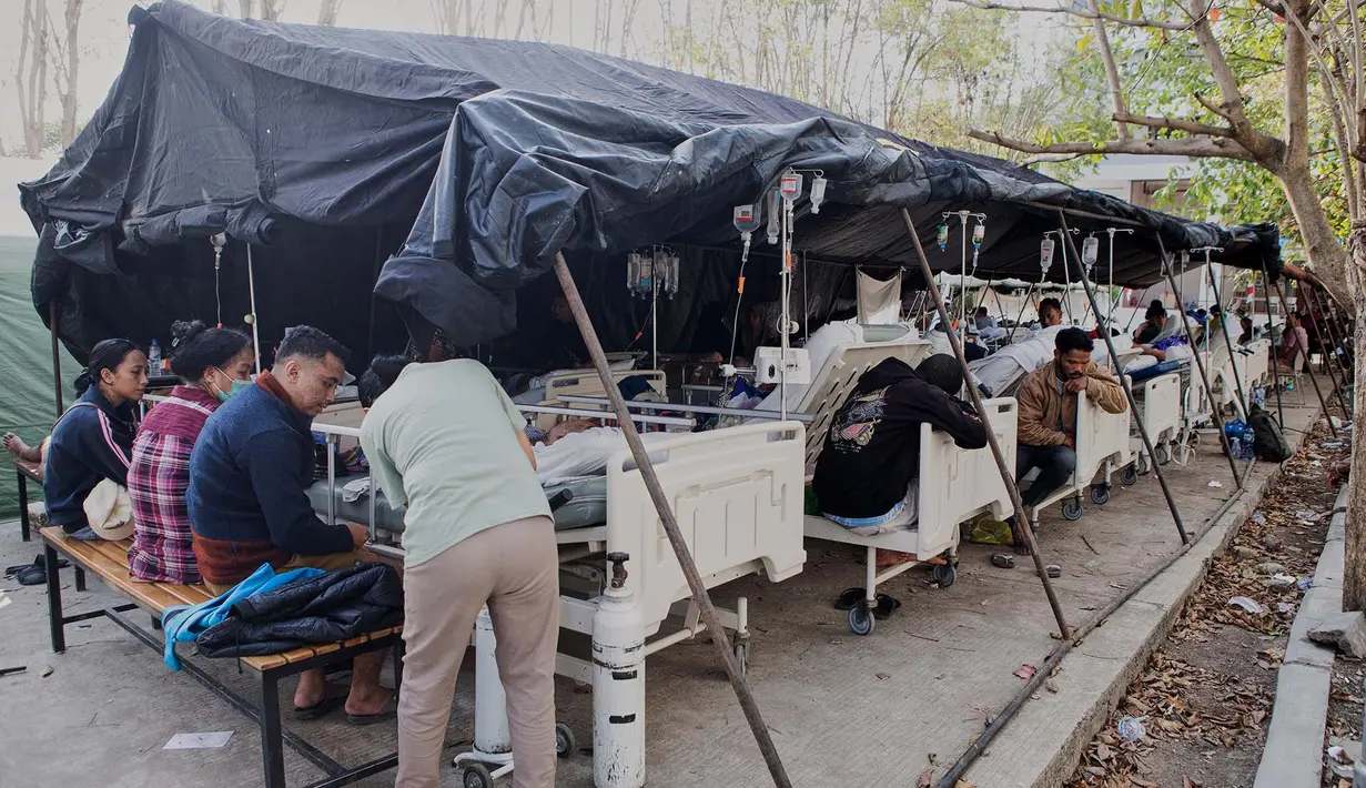 Pasien menerima perawatan di dalam tenda darurat di luar rumah sakit setelah gempa bumi di Labuan Bajo, Provinsi Nusa Tenggara Timur, Indonesia, Sabtu, 15 Agustus 2026. (Foto AP/Firdia Lisnawati)