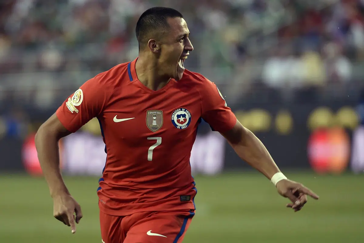 Penyerang Arsenal, Alexis Sanchez, rayakan gol bagi Timnas Chile. Sanchez jadi pemain tersubur sepanjang masa negaranya. (AFP/Omar Torres)