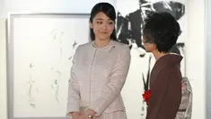 Putri sulung Pangeran Akishino, Putri Mako berbincang saat menghadiri pameran kaligrafi di  Tokyo, Jepang (9/2). Cucu tertua Kaisar Akihito ini menunda pernikahan dengan tunangannya hingga 2020. (AFP Photo/Pool/Toru Yamanaka)