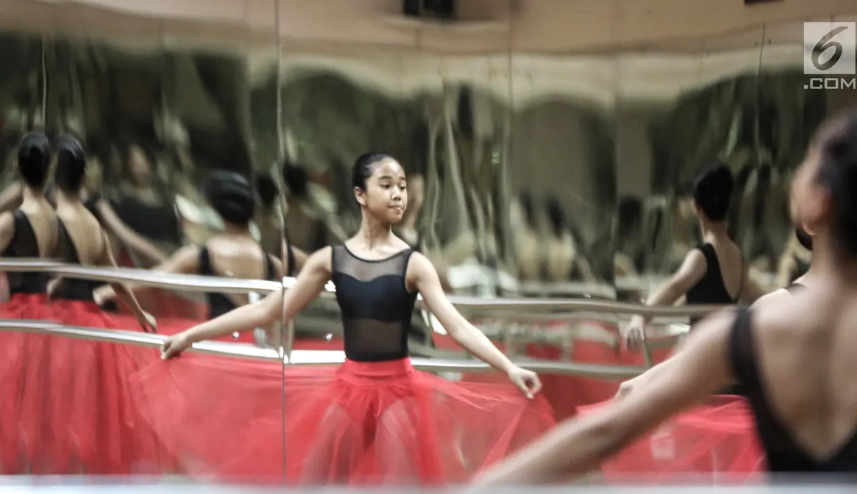 Para pebalet menunjukkan penampilan terbaiknya saat latihan jelang Bandung International Dance Competition di studio Cicila Ballet School, Kemanggisan, Jakarta, Minggu (16/9). (Liputan6.com/Fery Pradolo)
