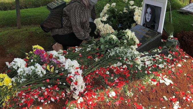 Potret Lisma Gumelar Ziarah ke Makam Rina Gunawan. (Sumber: Instagram.com/lisma_gumelar)