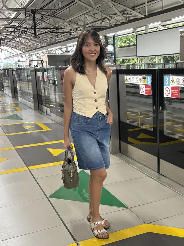 Lala Karmela mengenakan Sandal Footbed Ecosystem dari Birkenstock. [Anisha/Fimela]