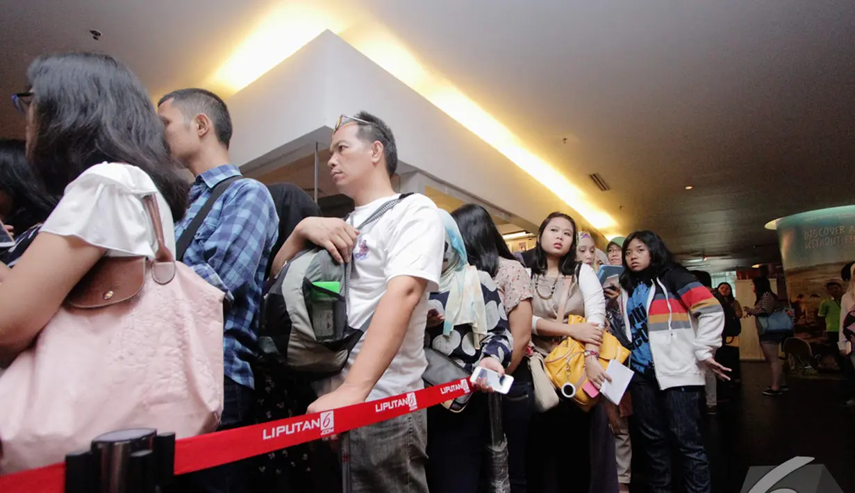 Antrian para Cinemaholic jelang menyaksikan film Doraemon di Blitz Megaplex, Jakarta (13/12/2014). (Liputan6.com/Faizal Fanani)
