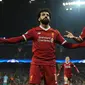 Pemain Liverpool, Mohamed Salah berselebrasi dengan Roberto Firmino seusai mencetak gol ke gawang Manchester City pada laga leg kedua perempat final Liga Champions di Stadion Etihad, Rabu (11/4). Liverpool mengalahkan Manchester City 2-1 . (AP/Rui Vieira)