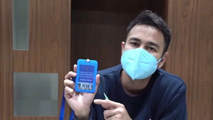Raffi Ahmad dan kartu peserta vaksin Covid-19 dosis kedua. (Foto: YouTube RANS Entertainment)