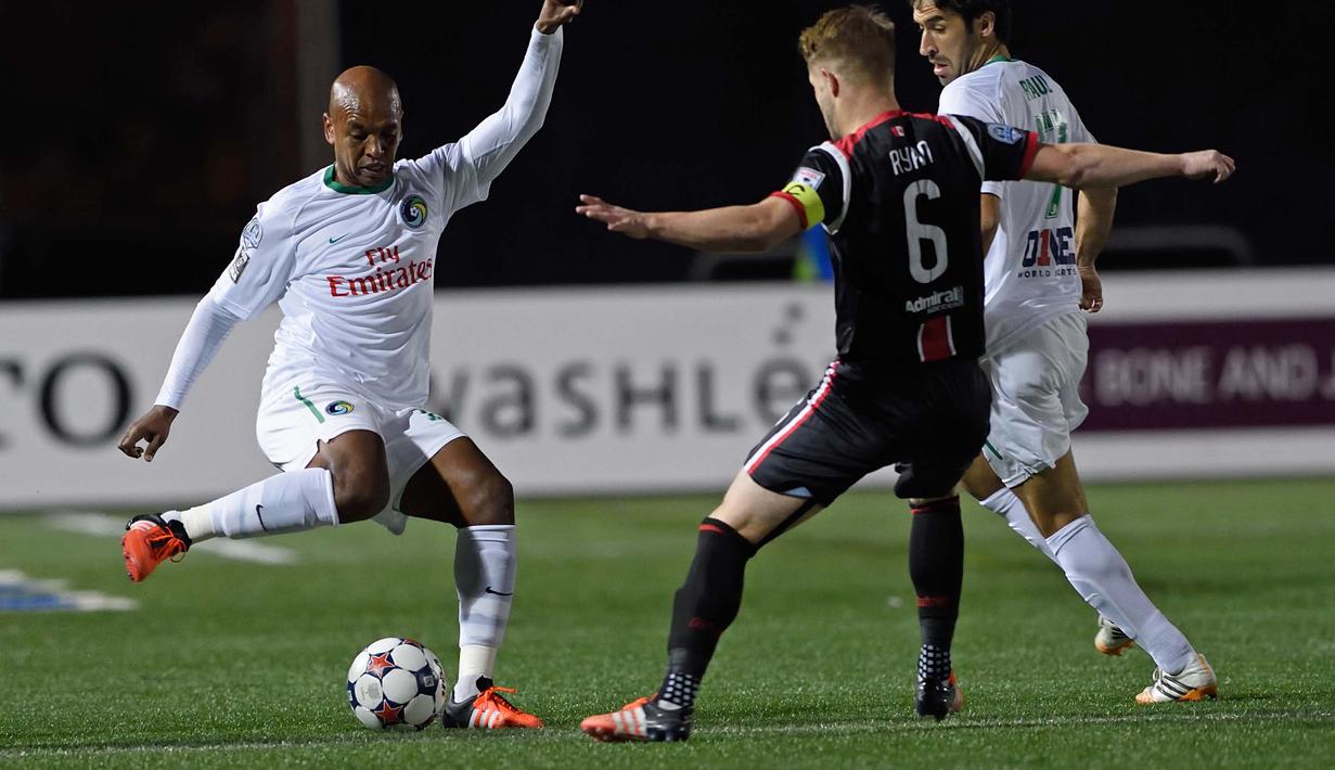 Pemain NY Cosmos, Marcos Senna (kiri) dan Raul Gonzalez menghadang pemain Ottawa Fury, Richie Ryan (tengah) pada laga Final NASL Championship di Hempstead, New York,Minggu(15/11/2015) . (AFP Photo/Don Emmert)