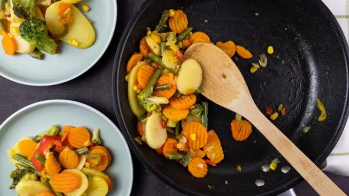 Ilustrasi Sayur Digoreng (Photo by Mateusz Feliksik on Unsplash)