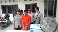 ARK ditangkap usai membobol rumah warga Palembang dan mengangkut barang curiannya dengan mobil angkot Palembang (Liputan6.com / Nefri Inge)
