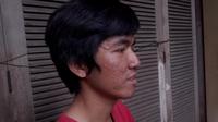 Kisah Tiko 12 Tahun Rawat Ibu dengan Gangguan Jiwa. Foto: tangkapan layar YouTube Bang Satria.