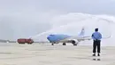 Pesawat Kepresidenan membawa Presiden Joko Widodo (Jokowi) dan rombongan mendarat perdana di Bandara Internasional Jawa Barat Kertajati, Majalengka, Kamis (24/5).  Saat mendarat di bandara, pesawat itu disiram oleh water canon. (Liputan6.com/Pool/Setpres)