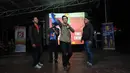 Sejumlah supporter mendapatkan hadiah saat mengikuti acara Nonton Bola Seru Arsenal vs Chelsea di Andik Futsal, Depok, Jawa Barat, Minggu (26/4/2015). Kedua tim bermain imbang 0-0. (Liputan6.com/Helmi Fithriansyah)