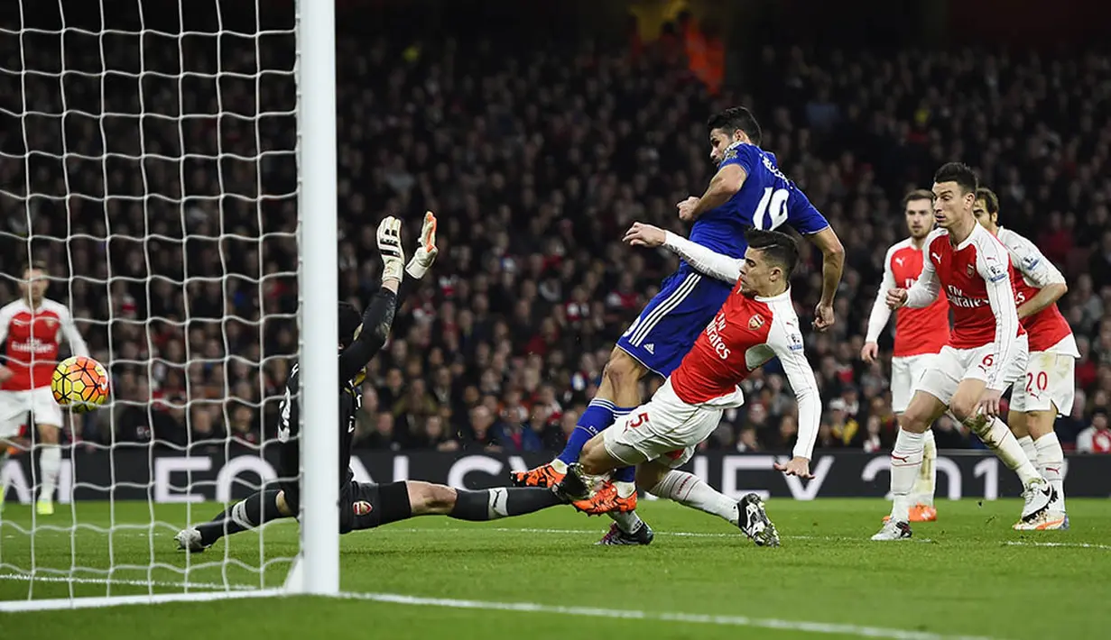 Proses terjadinya gol striker Chelsea, Diego Costa, ke gawang Arsenal. Gol penyerang Spanyol itu dicetak pada menit ke-23 melalui umpan Branislav Ivanovic. (Reuters/Dylan Martinez)