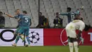 Bek Tottenham Hotspur, Pierre-Emile Hojbjerg berselebrasi dengan Harry Kane setelah mencetak gol ke gawang Marseille selama pertandingan Grup D Liga Champions di Stade Velodrome di Marseille, Prancis, Rabu (2/11/2022). Hasil ini membuat Tottenham duduk sebagai juara Grup D dengan 11 poin denga berhak lolos ke 16 besar. (AP Photo/Daniel Cole)