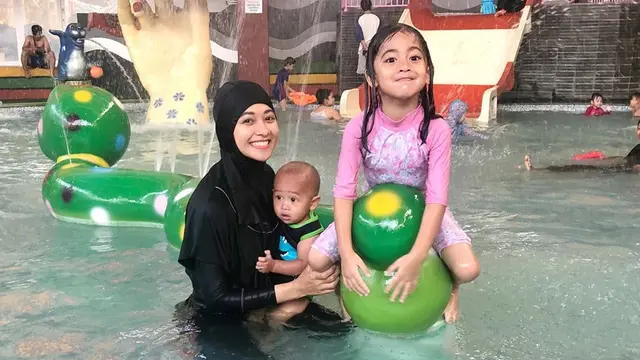 Jarang Tersorot, Ini 5 Potret Poppy Bunga Momong Buah Hatinya
