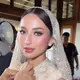 penampilan Jennifer Coppen juga sukses mencuri perhatian berkat riasan pengantin yang memancarkan kecantikan elegan dan anggun. [@rhay_david].