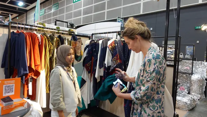 Efi Afifah seorang siswa jurusan tata busana di SMK tunjukan karyanya di Hong Kong Fashion Week