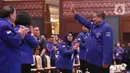 Ketum Partai Demokrat Susilo Bambang Yudhoyono menyapa kadernya saat menghadiri Kongres ke V Partai Demokrat di JCC, Jakarta, Minggu (15/3/2020). SBY akan digantikan Agus Harimurti Yudhoyono (AHY) yang telah mendapatkan dukungan 93 persen dari pemegang hak suara Demokrat. (Liputan6.com/Angga Yuniar)