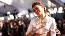 Zendaya menghadiri perhelatan Academy Awards ke-94 atau disebut juga Piala Oscar 2022 di Hollywood, California, Minggu (27/3/2022). Zendaya tampil memukai mengenakan kemeja crop satin sutra dan rok metalik bling-bling. (Emma McIntyre/Getty Images/AFP)