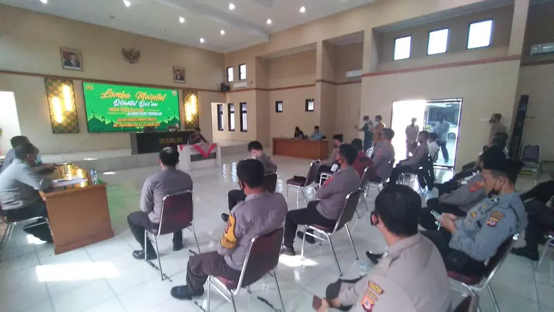 Puluhan anggota polres Tasikmalaya, Jawa Barat sebelum mengikuti lomba murotal quran dalam rangkaian HUT ke-75 Bhayangkara tahun 2021.