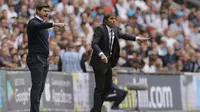 Aksi pelatih Chelsea, Antonio Conte (kanan) dan pelatih Tottenham Hotspur, saat memberikan instruksi kepada anak asuhnya pada lanjutan Premier League di  Wembley stadium, London, (20/8/2017). Chelsea menang 2-1. (AP/Alastair Grant)