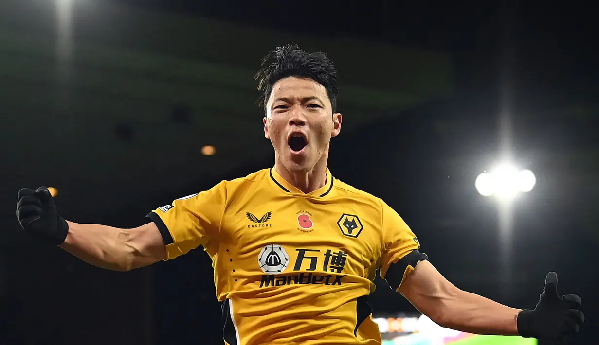 Hwang Hee-chan. Striker Wolverhampton berusia 25 tahun ini merupakan pemain pinjaman yang didatangkan dari RB Leipzig di awal musim ini. Ia total telah bermain 9 laga bagi Wolves dengan mencetak 4 gol dan 1 assist hingga membuat Manchester City dan Liverpool tertarik mendatangkannya. (AFP/Glyn Kirk)