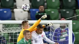 Kiper Slovakia Marek Rodak (tengah) meninju bola saat menghadapi Irlandia Utara pada pertandingan playoff babak semifinal Euro 2020 di Windsor Park, Belfast, Irlandia Utara, Kamis (12/11/2020). Slovakia merebut tiket ke Euro 2020 usai mengalahkan Irlandia Utara 2-1. (AP Photo/Peter Morrison)