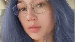 Bahkan ia sempat memfilter rambutnya dengan warna ungu. Meski terlihat mencolok, namun tak sedikit netizen yang menyebut warna itu cocok bagi wanita 26 tahun ini . (Liputan6.com/IG/@devinaaureel)