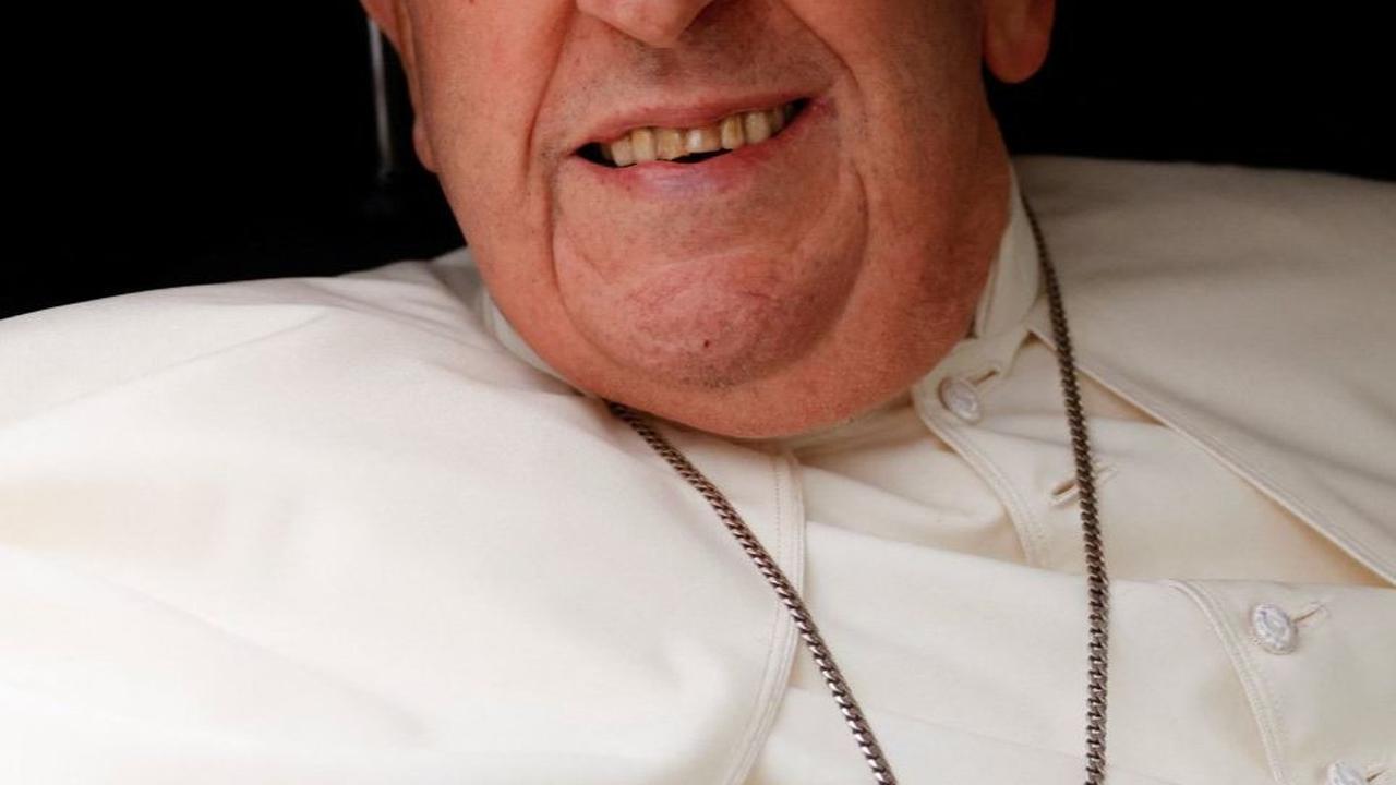 Senyum hangat Paus Fransiskus saat menyapa sejumlah narapidana wanita seusai memimpin Misa Kamis Putih menjelang perayaan Paskah di Penjara Rebibbia, Roma, Italia, pada Kamis (28/3/2024).&nbsp;REUTERS/Remo Casilli&nbsp;