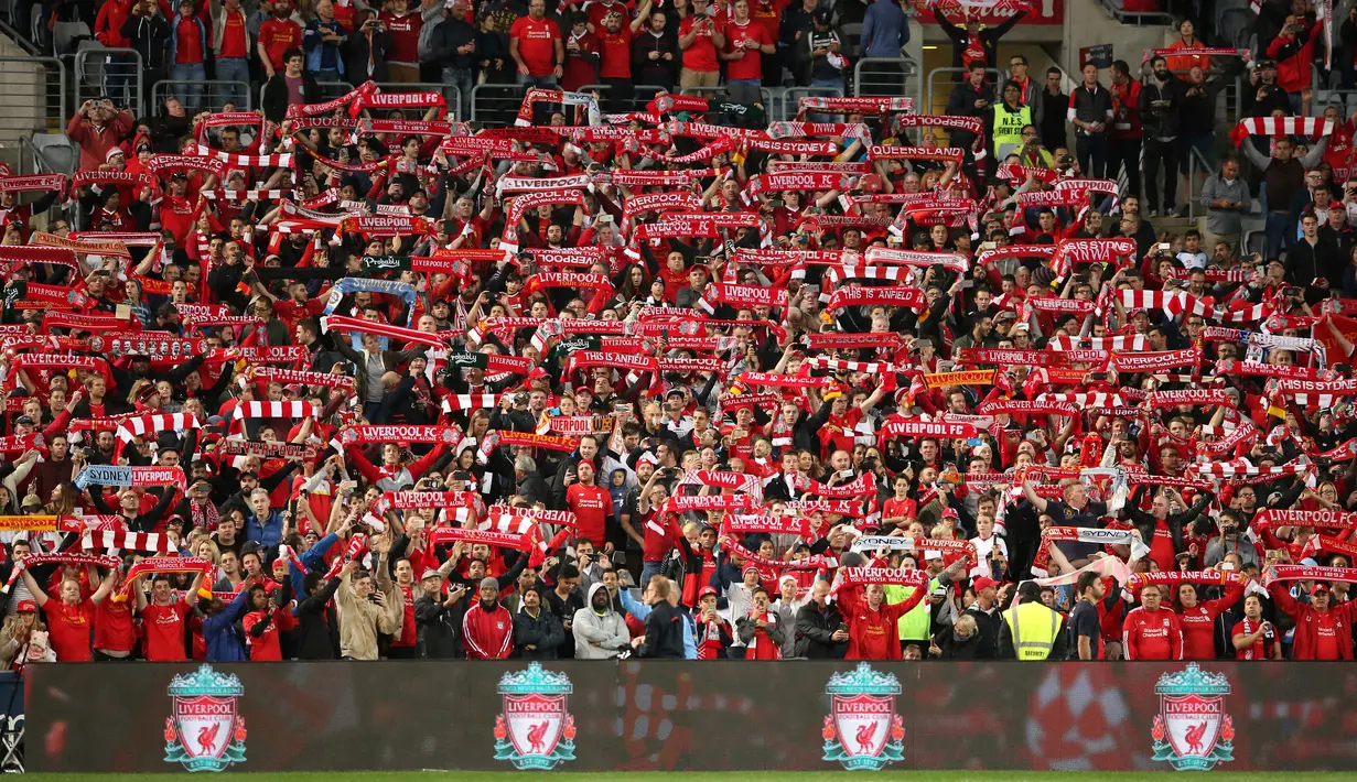 Fans dan pendukung Liverpool FC bernyanyi sebelum pertandingan persahabatan dimulai di Sydney, Australia (24/5). Dalam pertandingan ini Liverpool FC menang 3-0 atas Sydney FC. (AP Photo / Rick Rycroft)