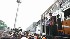 Menko Kemaritiman Rizal Ramli saat  menguji coba KA Logistik dari Stasiun Pasoso menuju Pelabuhan Tanjung Priok, Jakarta, Kamis (18/2). Pengoperasian KA Logistik dimaksudkan untuk mengurangi sepertiga kemacetan pelabuhan. (Liputan6.com/Faizal Fanani)