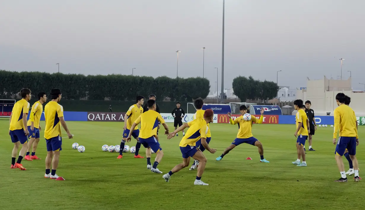 Para pemain jepang saat mengikuti latihan tim di tempat latihan Al Sadd SC di Doha pada 22 November 2022. Jepang akan bertanding melawan Jerman pada Grup E Piala Dunia 2022 Qatar yang berlangsung pada Rabu (23/11/2022) pukul 23.00 WIB di Khalifa International Stadium, Doha, Qatar. (AP Photo/Eugene Hoshiko)